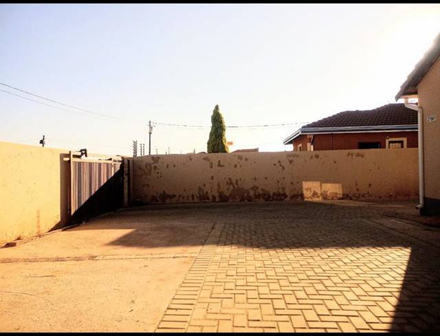 6 BEDROOM HOUSE FOR SALE IN PROTEA GLEN